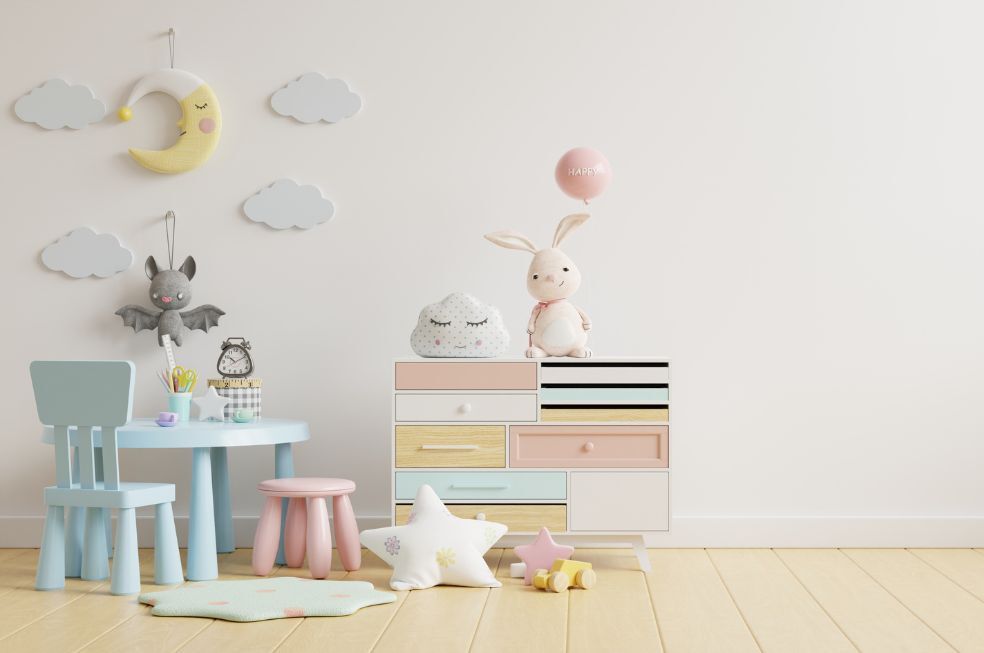 kolorowe, małe meble dziecięce w pokoju dla dziecka, na białej ścianie