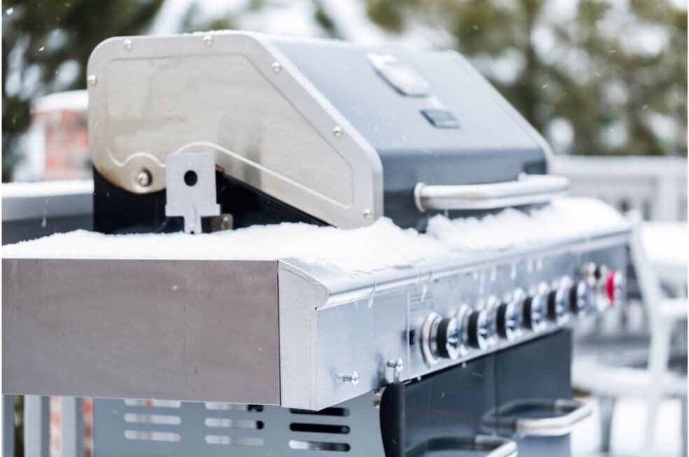 grill zewnętrzny na zewnątrz obsypany śniegiem