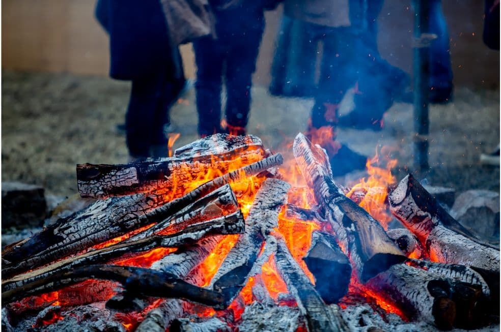 palące się kawałki drewna