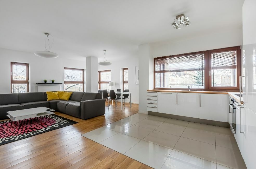 Jak połączyć płytki z panelami