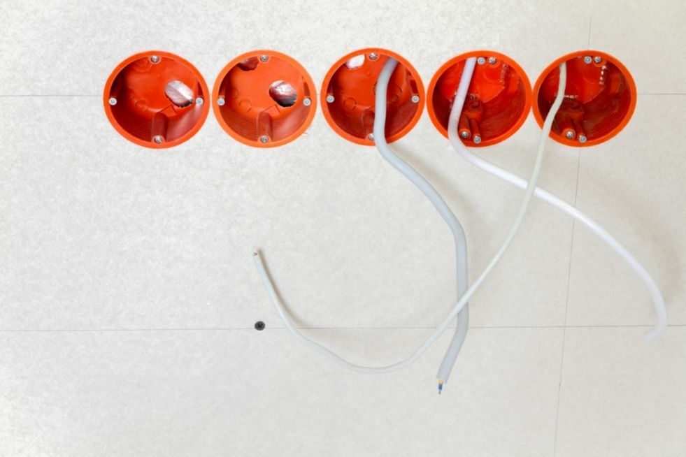 Jak przygotować otwór pod puszki elektryczne?