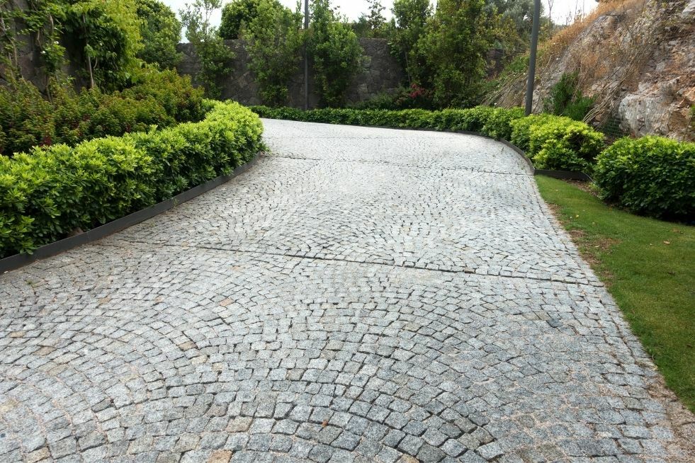 Czym zmyć olej z kostki brukowej? 