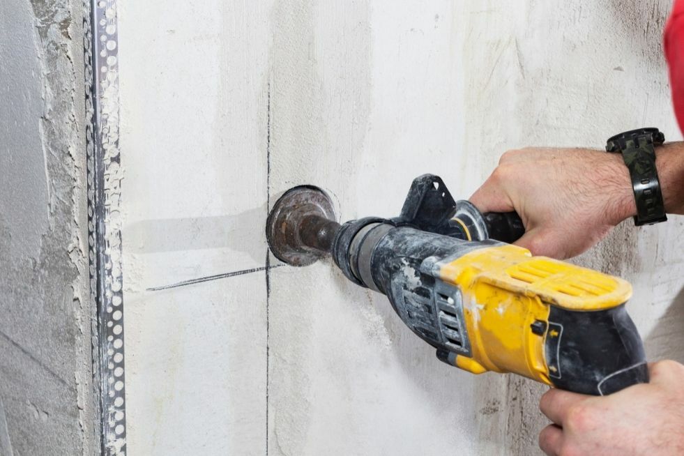 Jak wiercić otwory w ścianie?