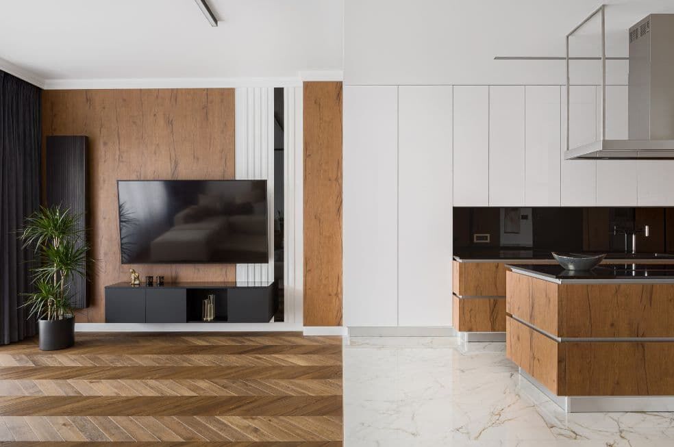 połączenie paneli z marmurem na podłodze