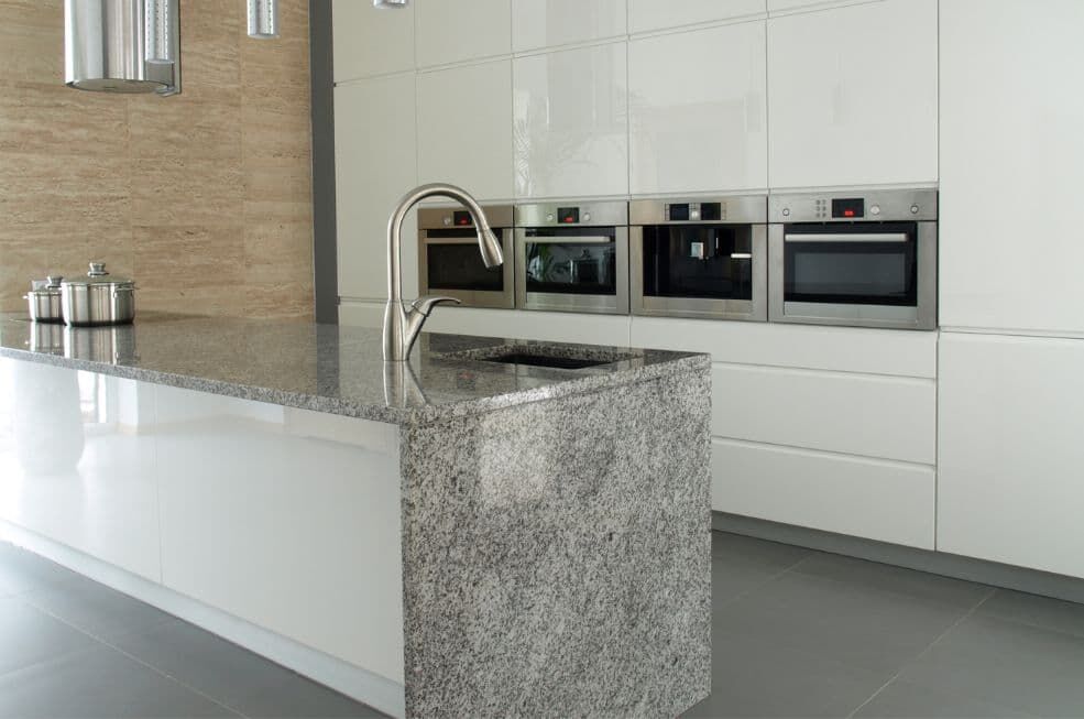 blat granitowy w nowoczesnej kuchni