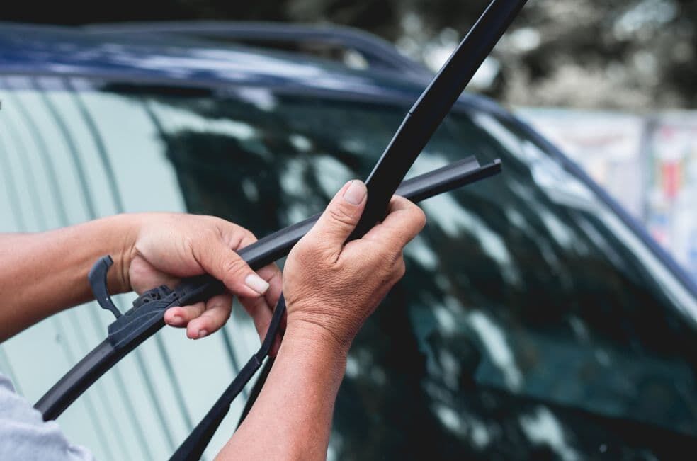 Jak wymienić wycieraczki w aucie?