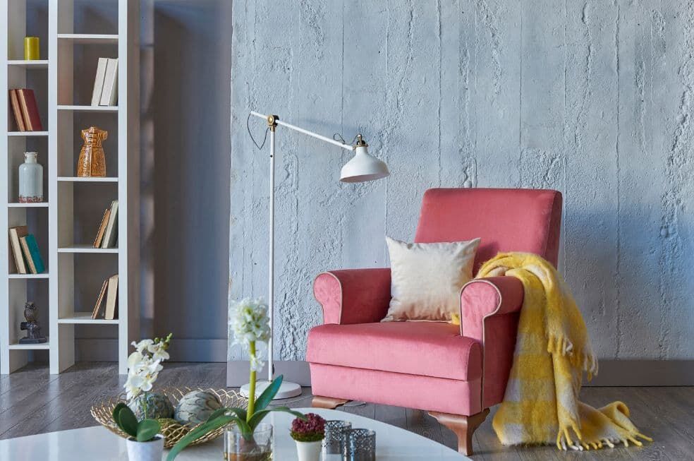 dekoracyjny fotel do czytania z lampą stojącą