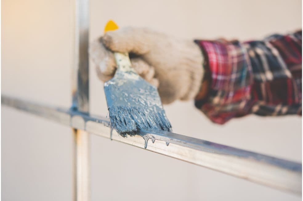 malowanie farbą metalu w celu ochrony przed korozją