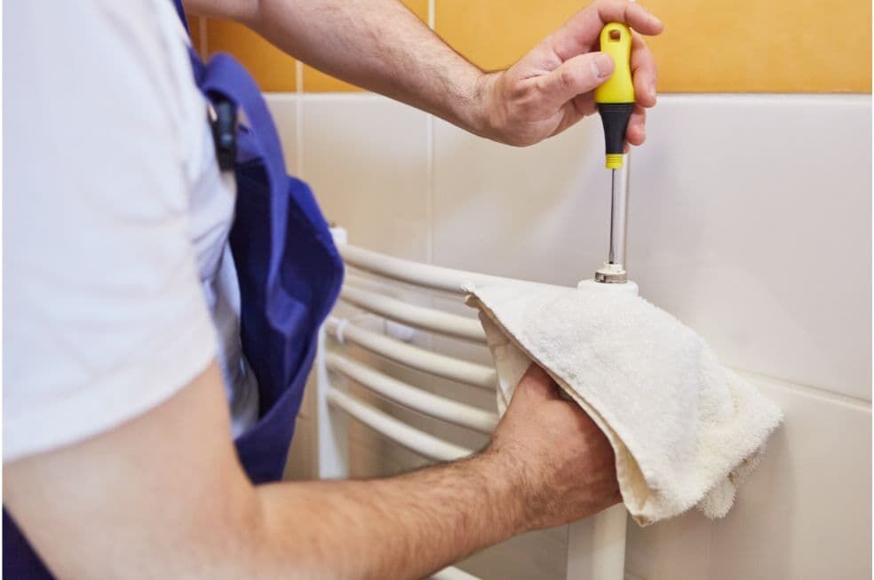 Hydraulik montujący grzejnik w łazience a odpowietrzenie