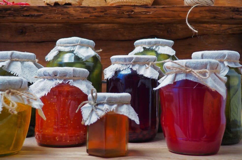 domowe przetwory zapasteryzowane w słoikach