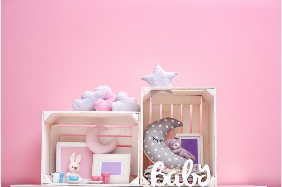 wyszlifowane skrzynki drewniane w pokoju dziecięcym