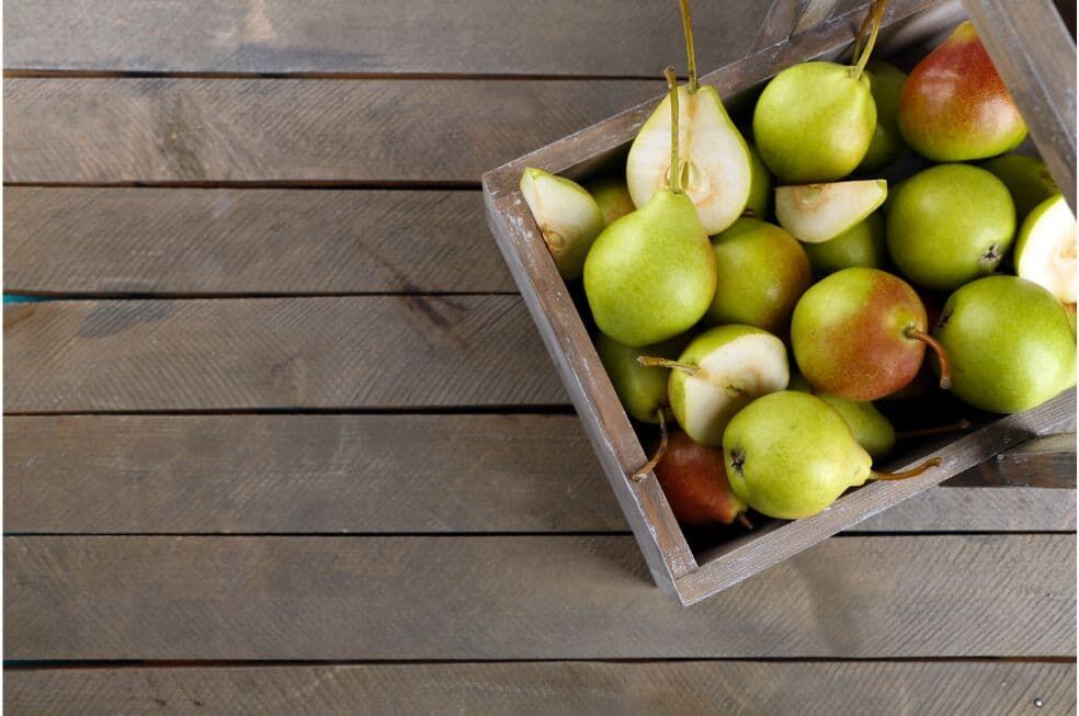 gruszki w drewnianej skrzynce na owoce