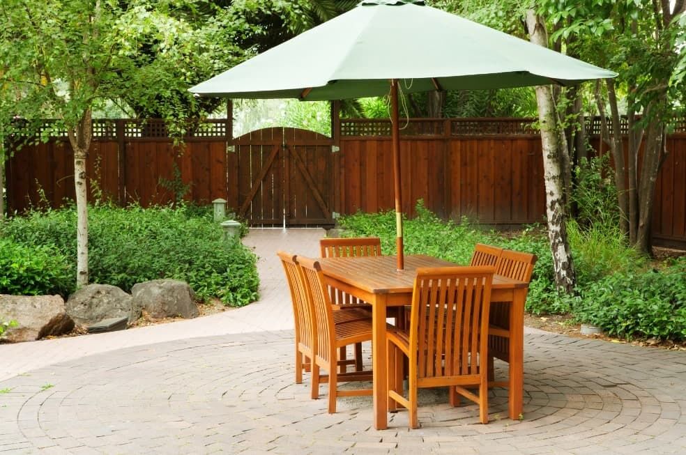 drewniane meble ogrodowe w ogródku