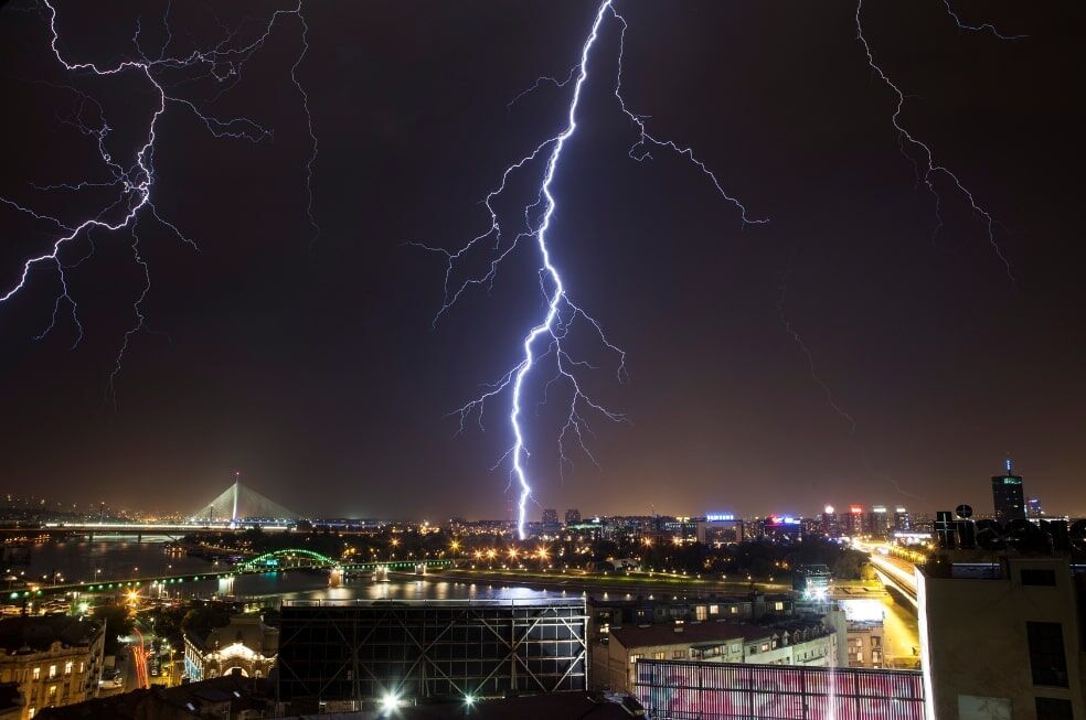 burza i pioruny nad miastem