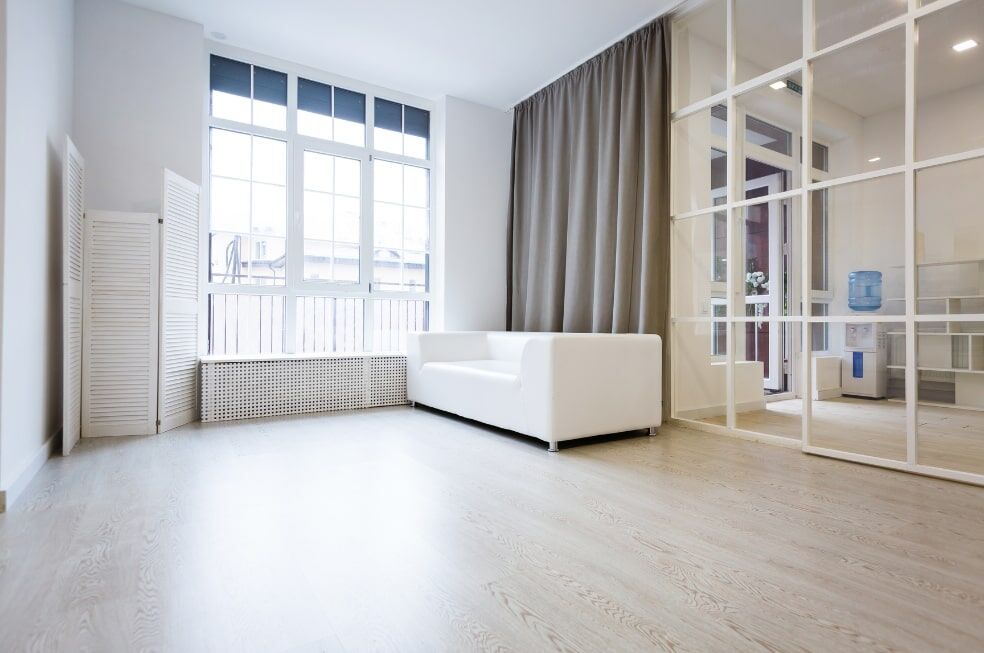 nowoczesny hol z dużymi oknami z białymi framugami z aluminium