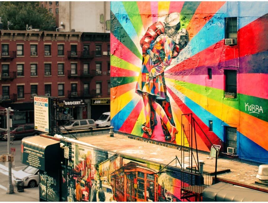kolorowy mural na ścianie w centrum miasta
