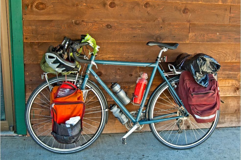 rower zapakowany w rzeczy niezbędne do wyprawy rowerowej