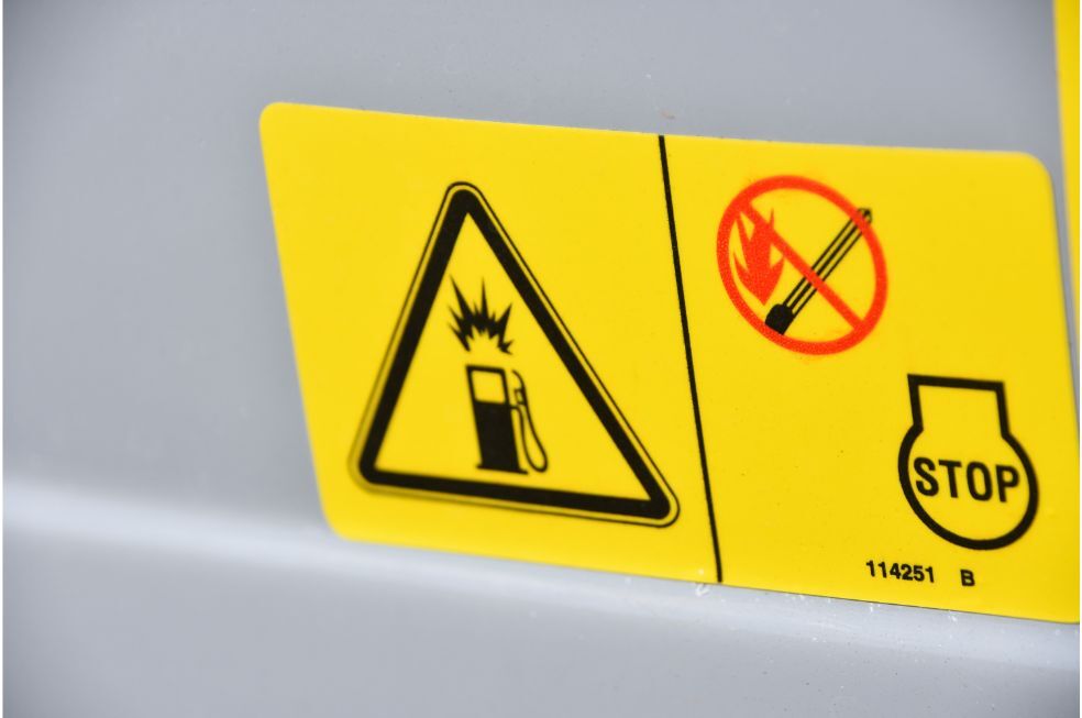 znak na stacji benzynowej informujący o zakazie używania zapałek i zapalniczek