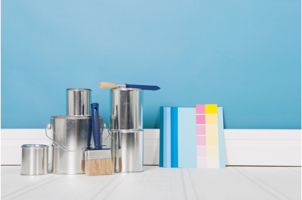 Puszki z różnymi rodzajami farb do ścian