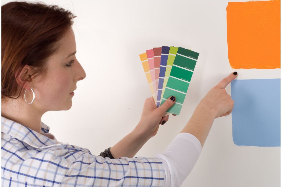 Kobieta wybierająca kolor farby na ścianę wewnętrzną