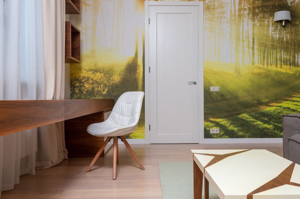 fototapeta 3D las na ścianie w mieszkaniu