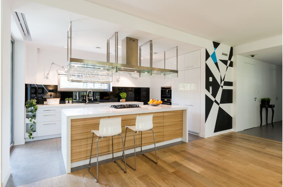 kuchnia w nowoczesnej aranżacji w czerni i bieli z dodatkiem drewna