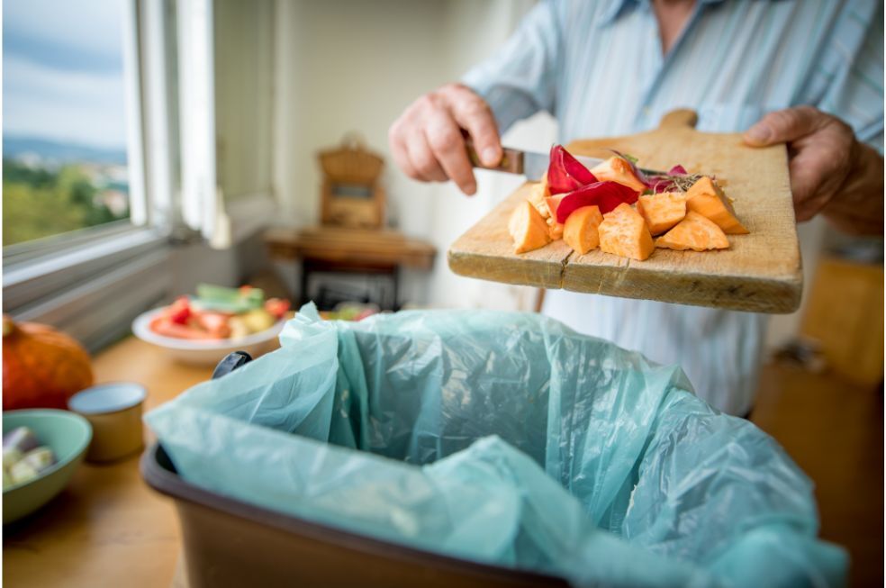 kobieta wyrzucająca zepsute jedzenie