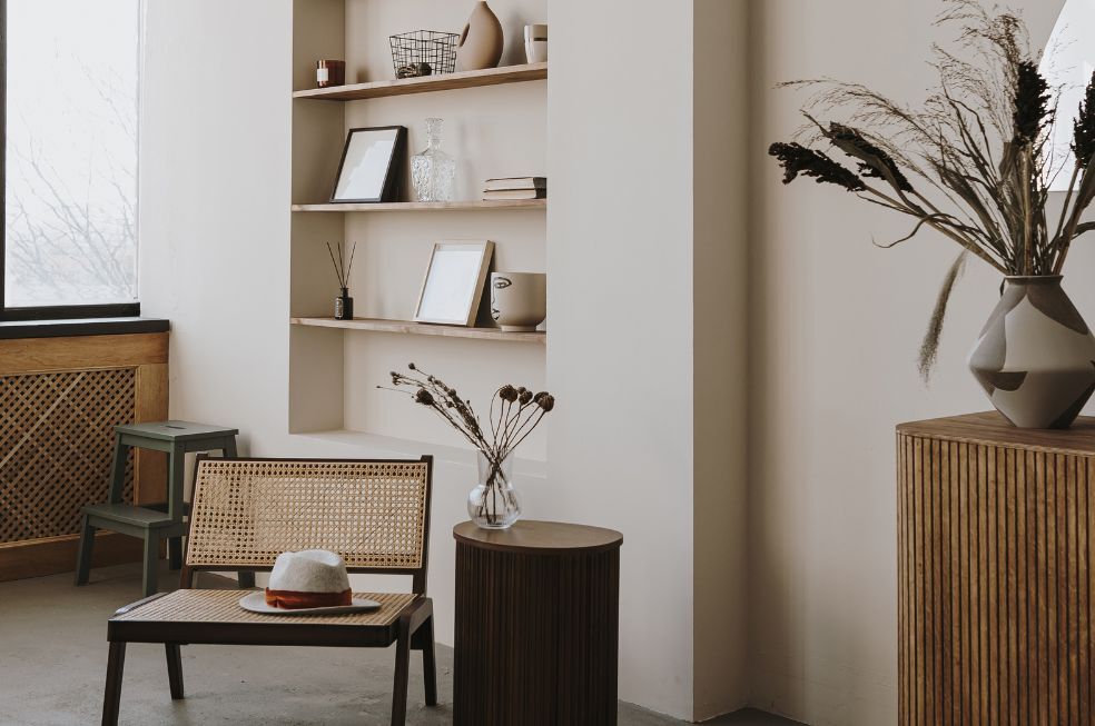 wnękowe półki w ścianie