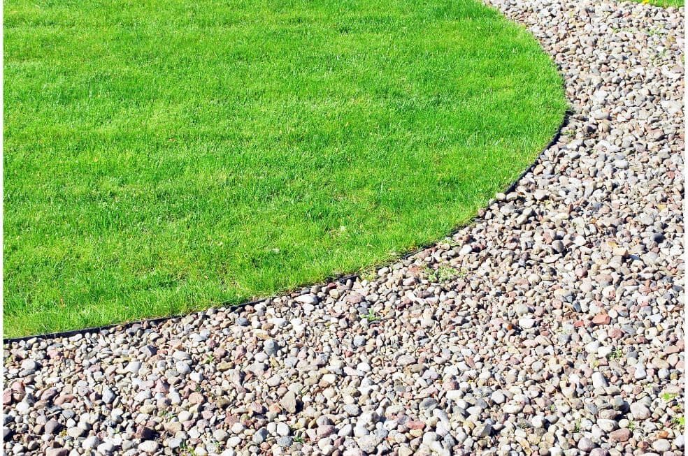 Trawnik z kamienną dróżką