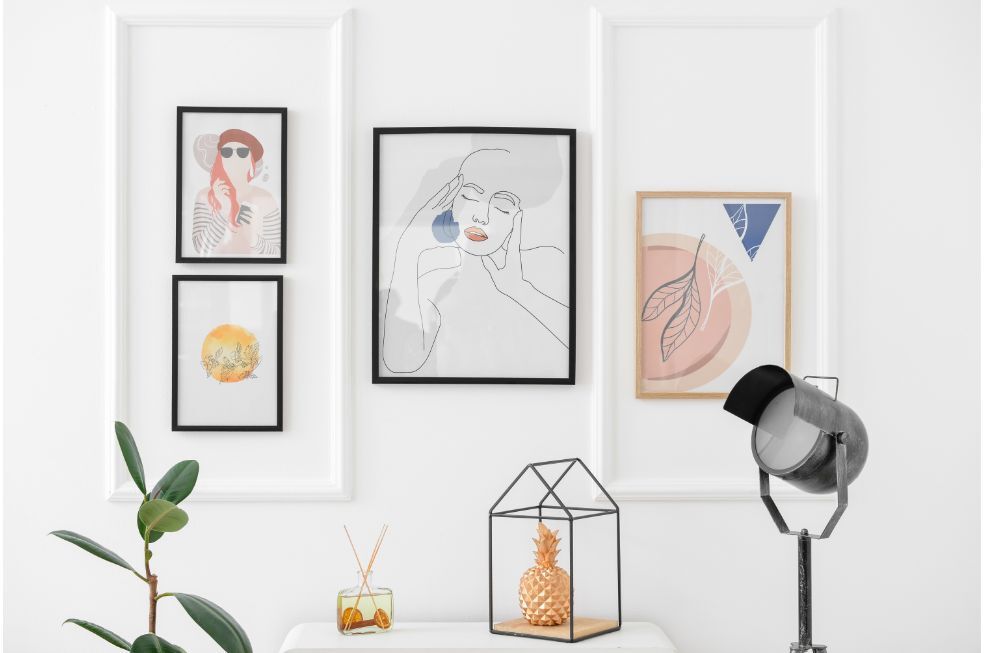Artystyczne obrazy w kompozycji na białej ścianie