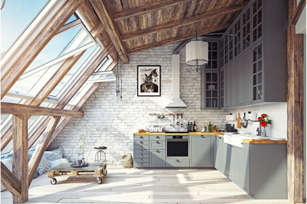 Nowoczesna kuchnia na poddaszu z oknami dachowymi na całej długości ściany