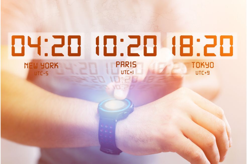 zegarek pokazujący różne strefy czasowe