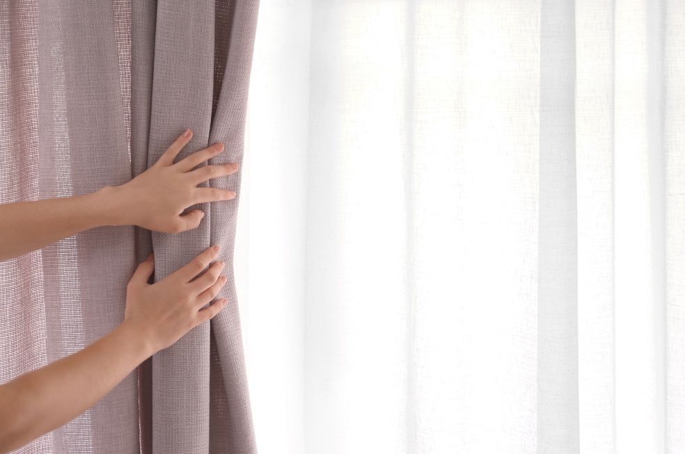 Jak dbać o firanki i zasłony - sposoby na pranie