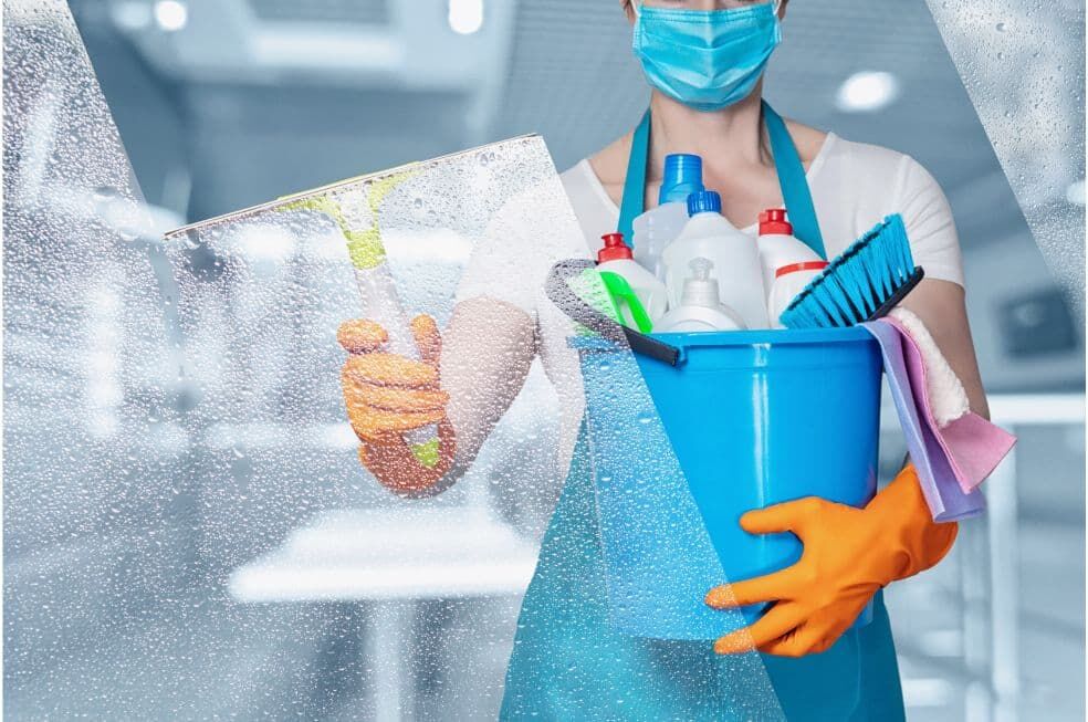 kobieta z wiadrem i sprzętem do mycia okien