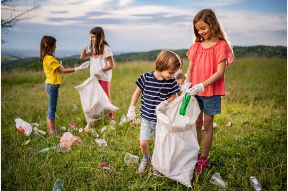 dzieci zbierające śmieci