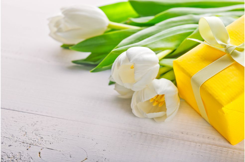 białe tulipany i prezent na dzień kobiet