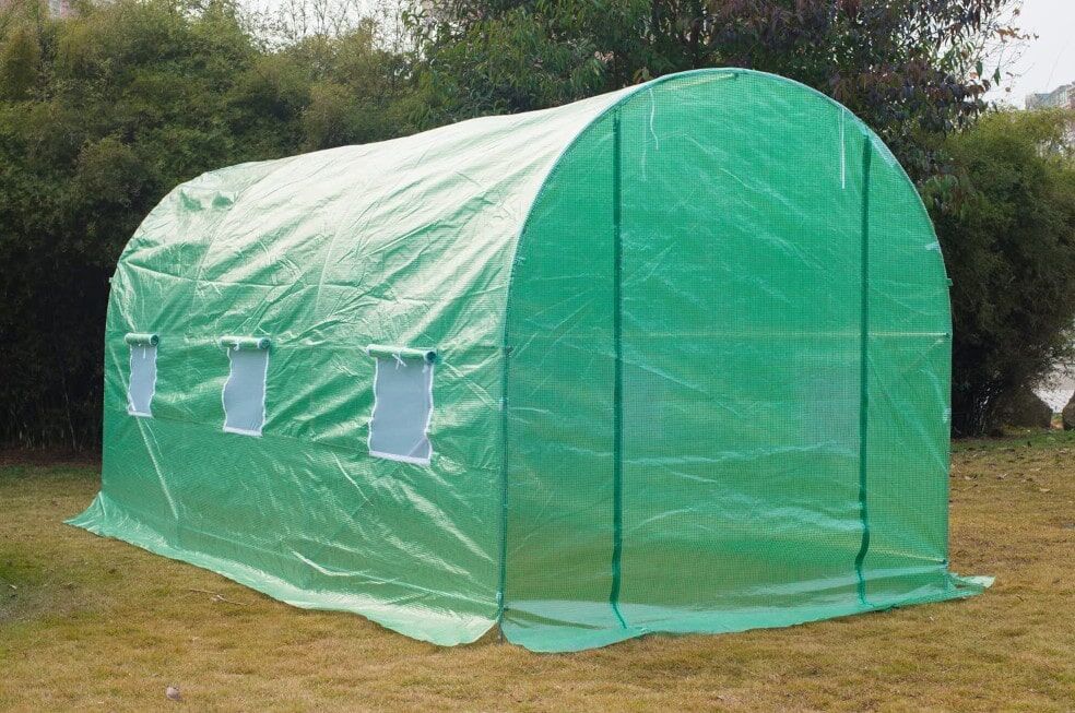 tunel ogrodowy z zielonej folii w ogródku