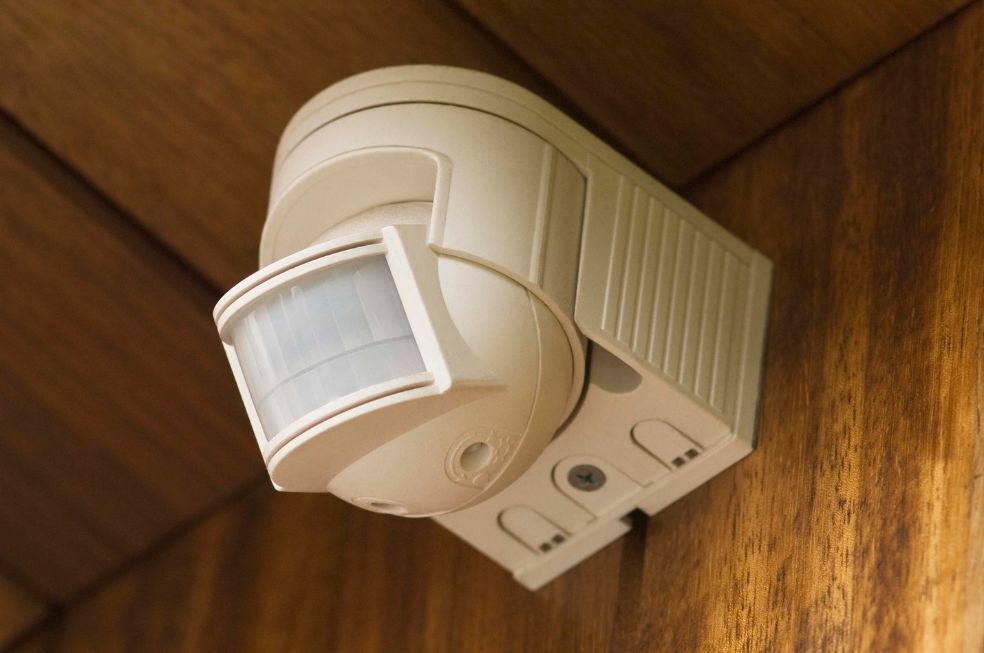 czujnik ruchu na drewnianej ścianie