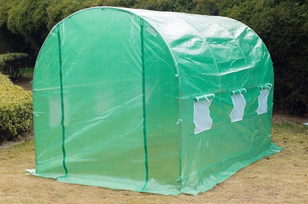 tunel z zielonej folii na trawniku w ogrodzie