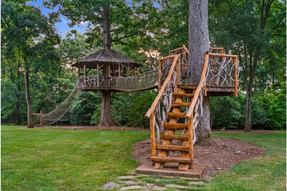 zbudowana konstrukcja drewniana z domkiem pomiędzy drzewami