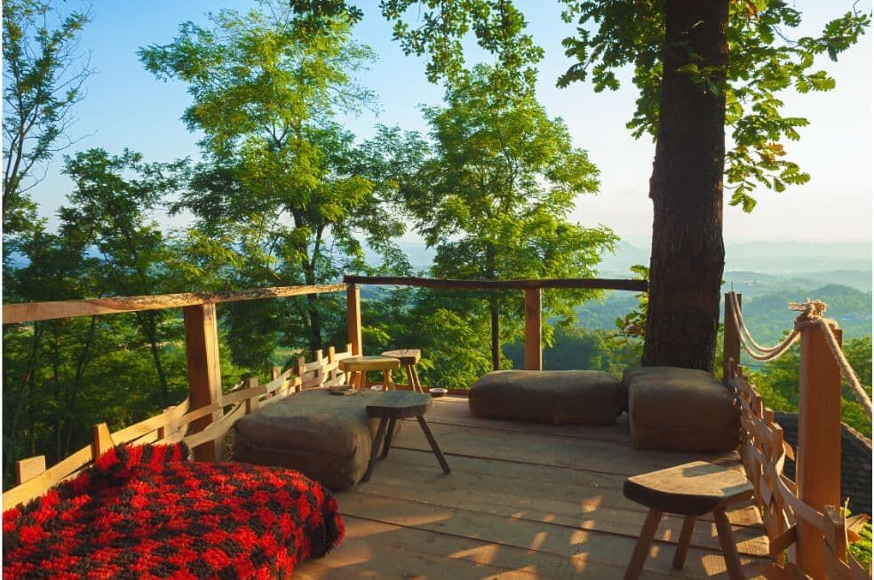 taras z desek na wzgórzu