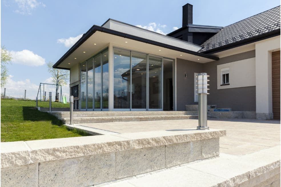 taras wyłożony kamieniem przed domem