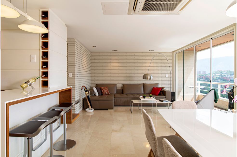 nowoczesne mieszkanie z barkiem pomiędzy kuchnią a salonem