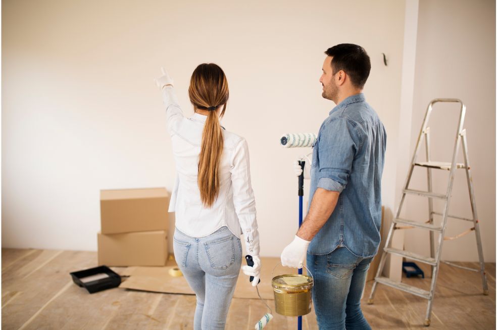 kobieta z mężczyzną przygotowują się do malowania mieszkania