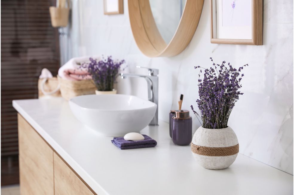 mała, okrągła, nablatowa umywalka w łazience