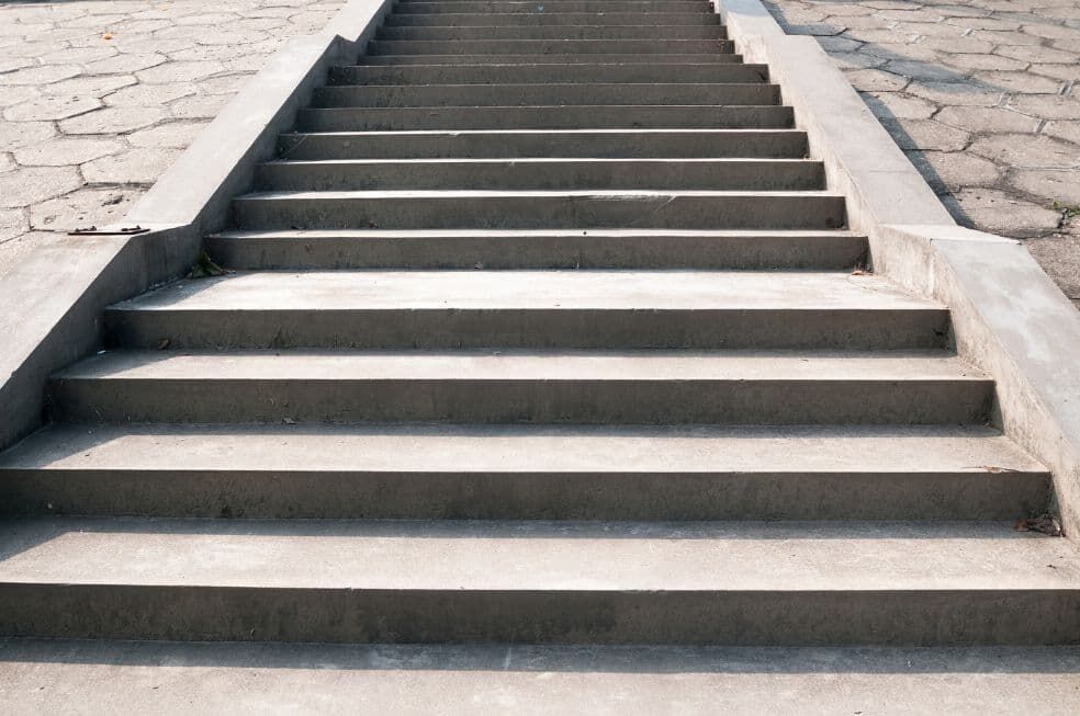 betonowe schody