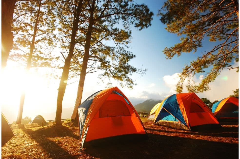 namioty na polu kempingowym