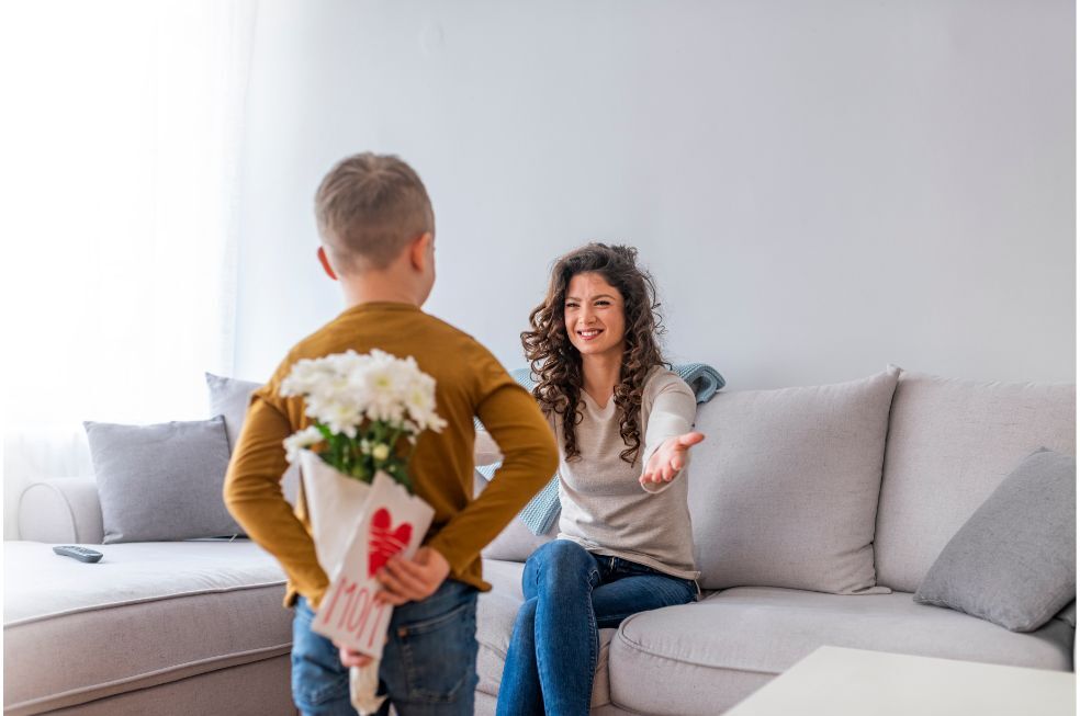 Syn dający mamie prezent na dzień matki