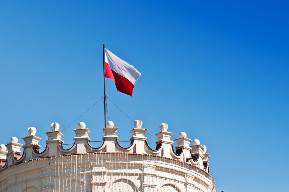 Flaga Polski na dachu budynku