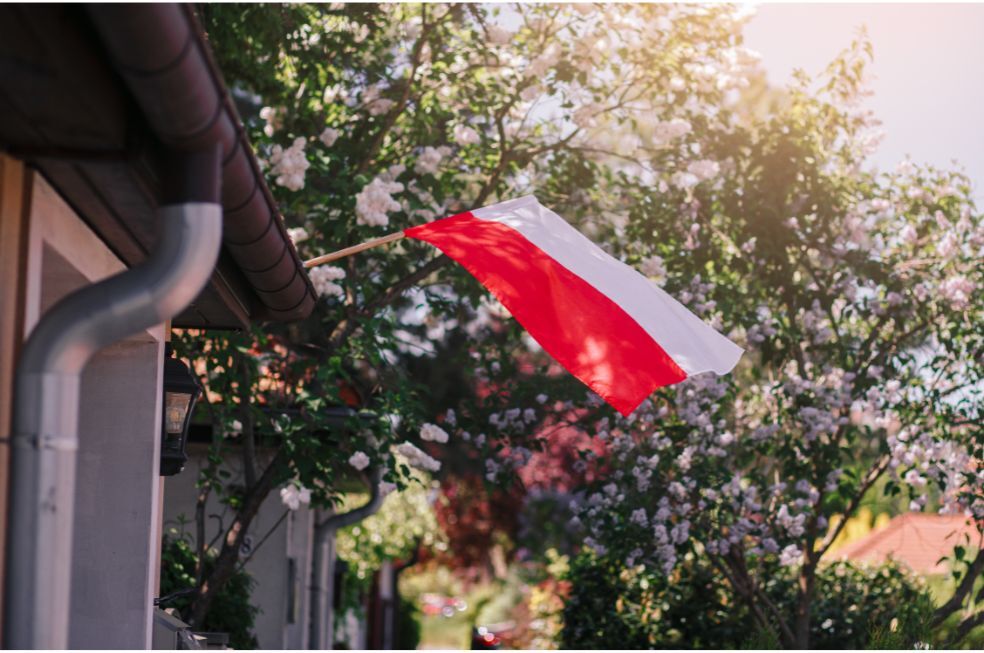 Flaga Polski na uchwycie przymocowana do dachu